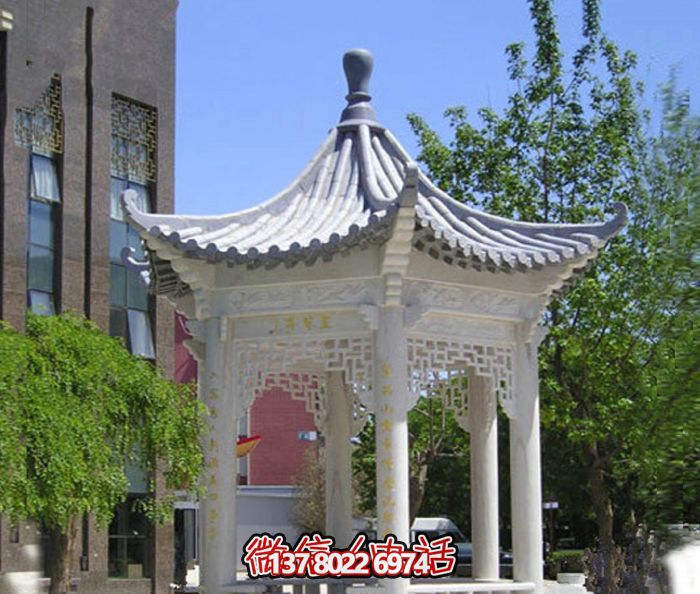 精美漢白玉鏤空涼亭，為校園休息區(qū)提供清涼休息空間