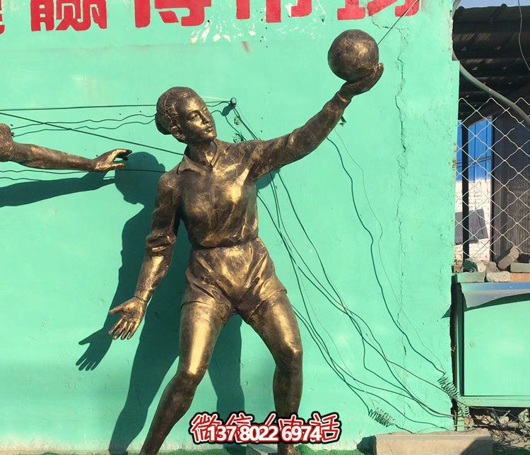 大型玻璃鋼排球?qū)W生雕塑，為廣場增添活力