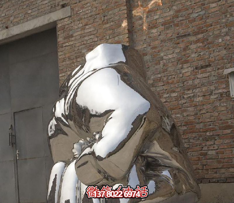 不銹鋼拳頭雕塑，為城市廣場增添力量與鏡面光彩