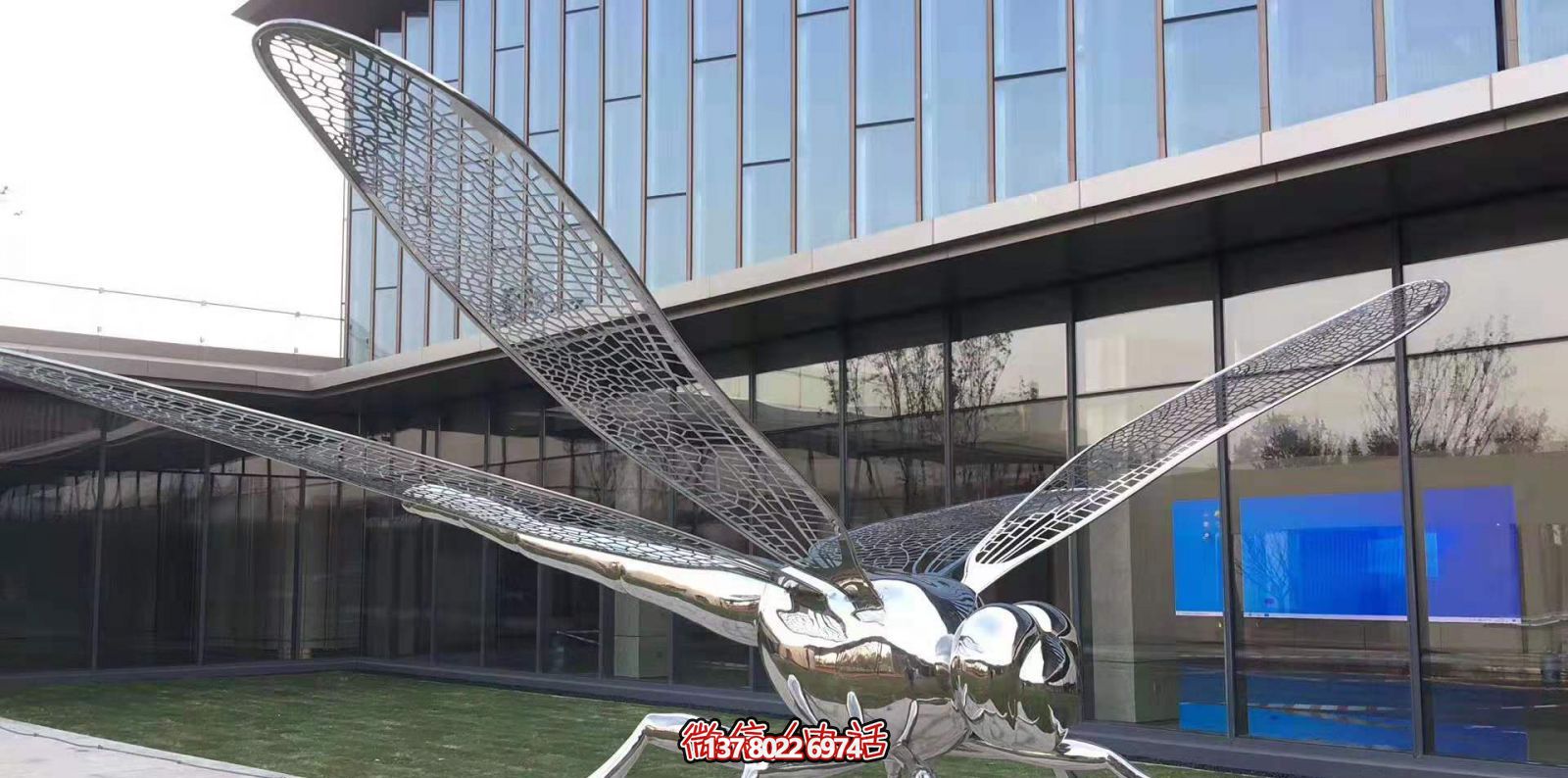 不銹鋼蜻蜓雕塑，鏡面反射大學花園抽象風格