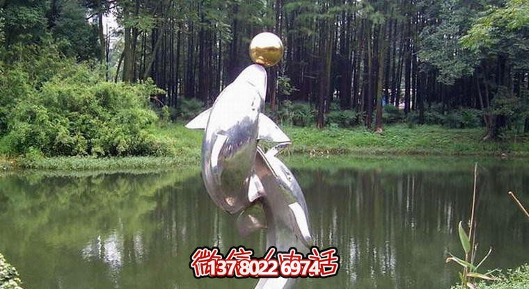 不銹鋼海豚雕塑，為小河邊增添游玩樂趣