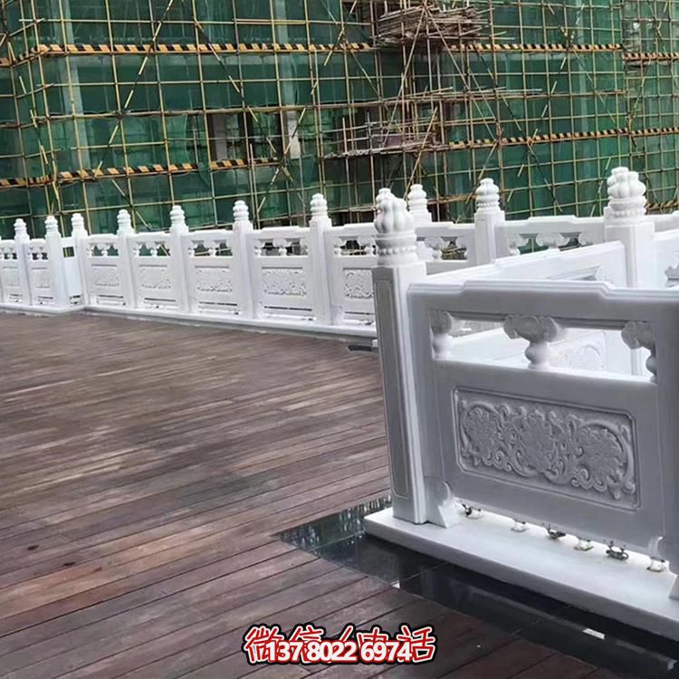 絢麗多彩的防護(hù)欄桿，為河道升旗臺打造夢幻般的園林雕塑