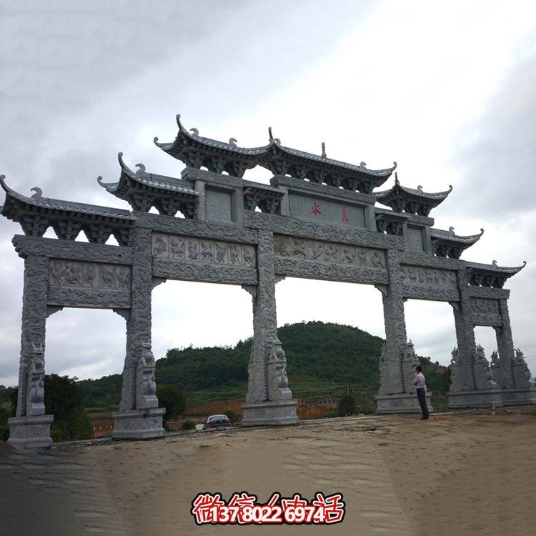 精美大型仿古青石雕刻門樓牌坊，為景區(qū)入口增添精彩