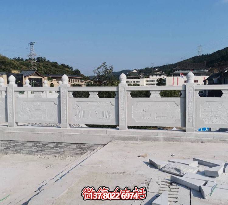 精美大理石雕塑，飾以圍欄的戶外河道裝飾