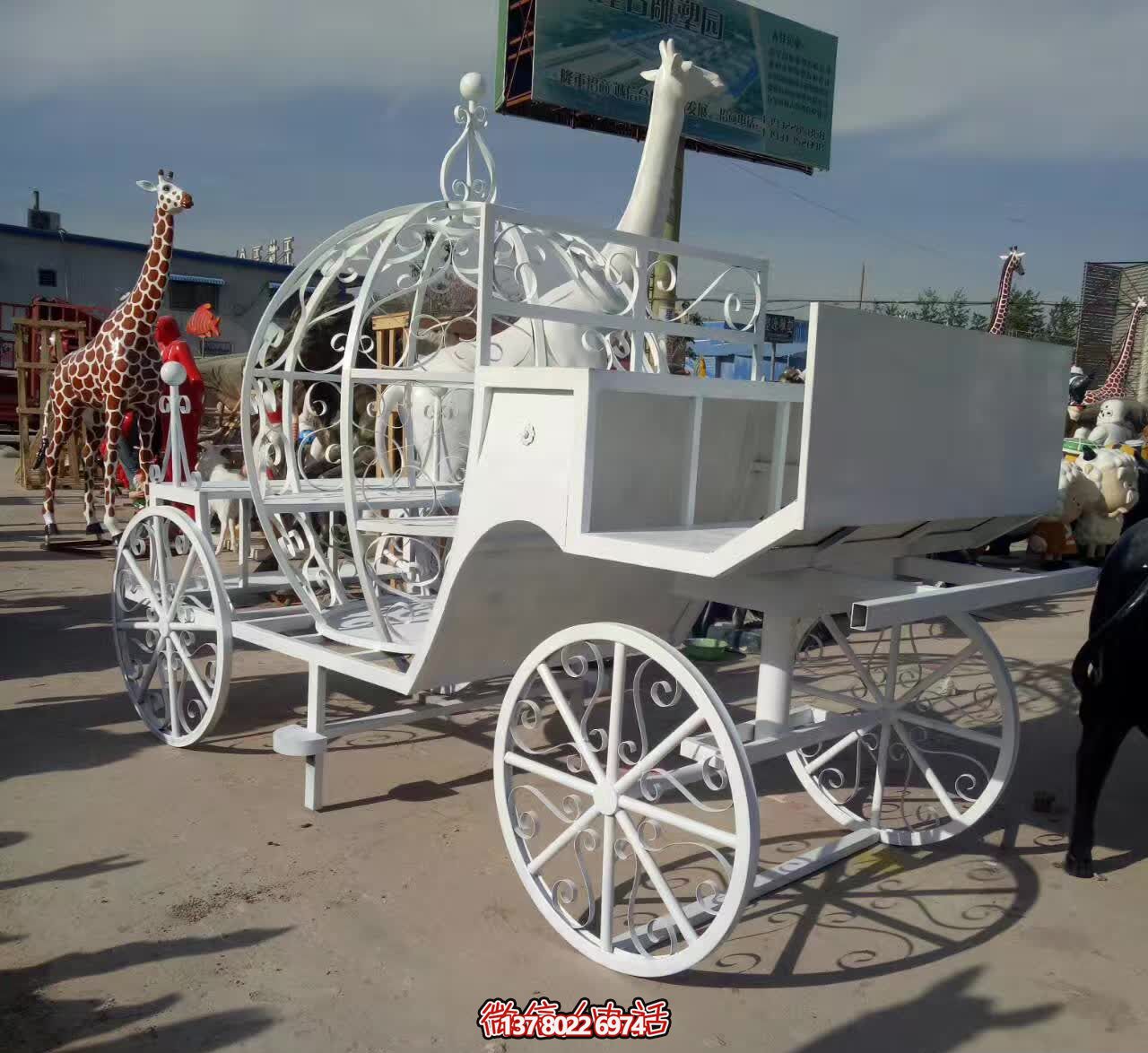 不銹鋼雕塑，精美馬車裝點(diǎn)商場(chǎng)戶外