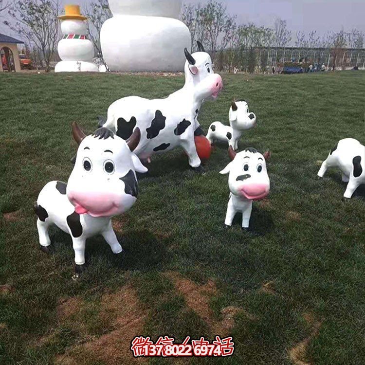可愛小奶牛玻璃鋼雕塑，為戶外園林景觀增添獨特魅力