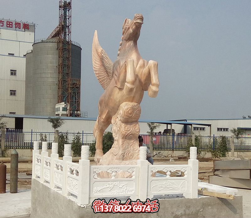 飛馬石雕創(chuàng)意雕塑，點綴廣場上的黃蠟石