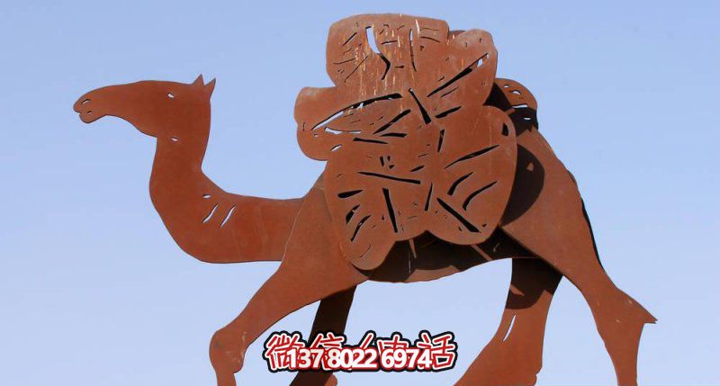 不銹鋼駱駝剪紙雕塑，點綴街道邊行走