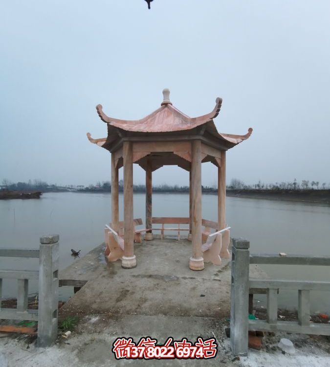 河邊大理石涼亭雕塑，欣賞晚霞紅