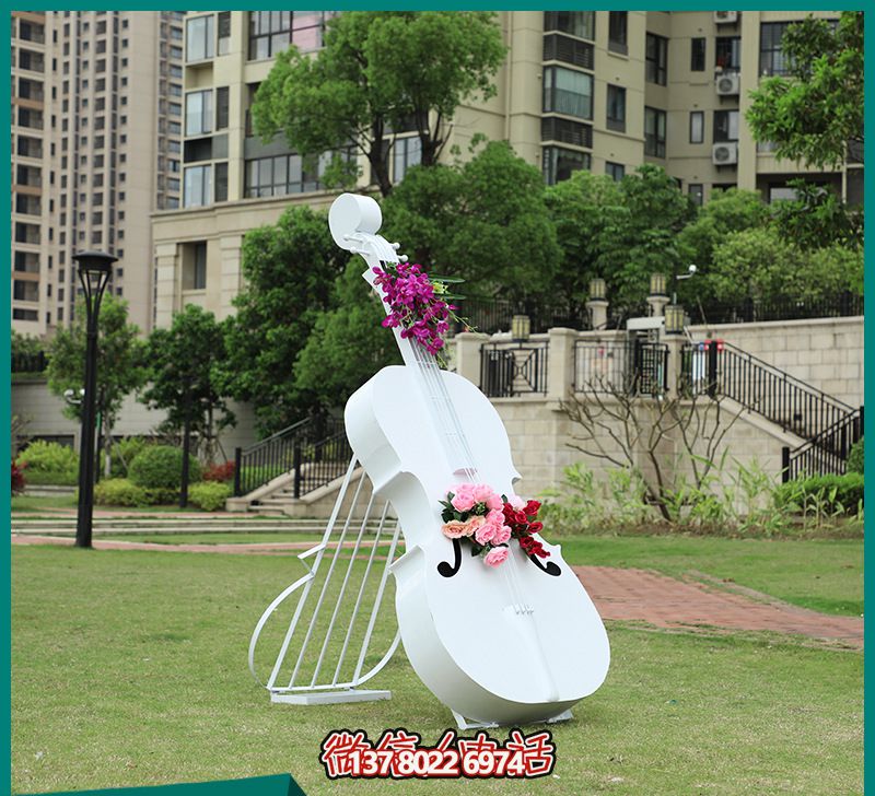 玻璃鋼雕塑，打造創(chuàng)意白色大提琴，點綴公園景區(qū)