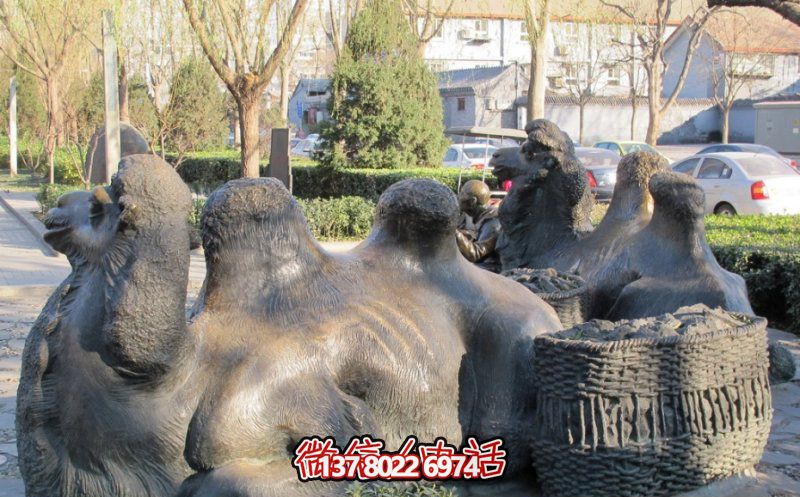 玻璃鋼駱駝雕塑，欣賞公園里歪頭看玻璃創(chuàng)意