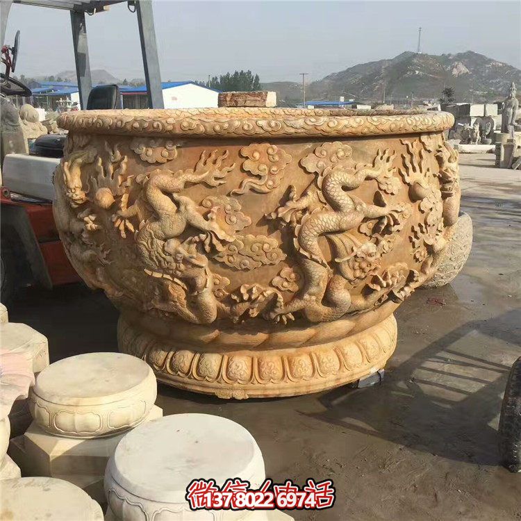傳統(tǒng)水缸，絢麗多彩的雙龍戲紋
