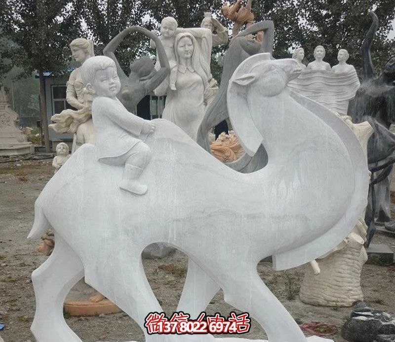 漢白玉駱駝雕塑，點綴公園里的抽象風情
