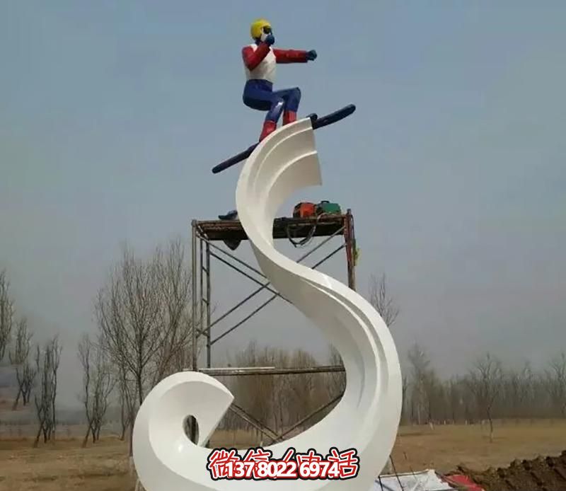彩繪不銹鋼雕塑，把滑雪運動主題人物雕刻到廣場上
