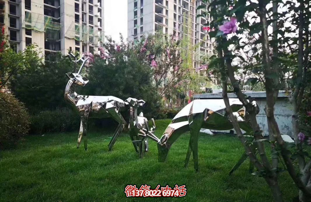 不銹鋼梅花鹿雕塑，讓公園草坪更美麗