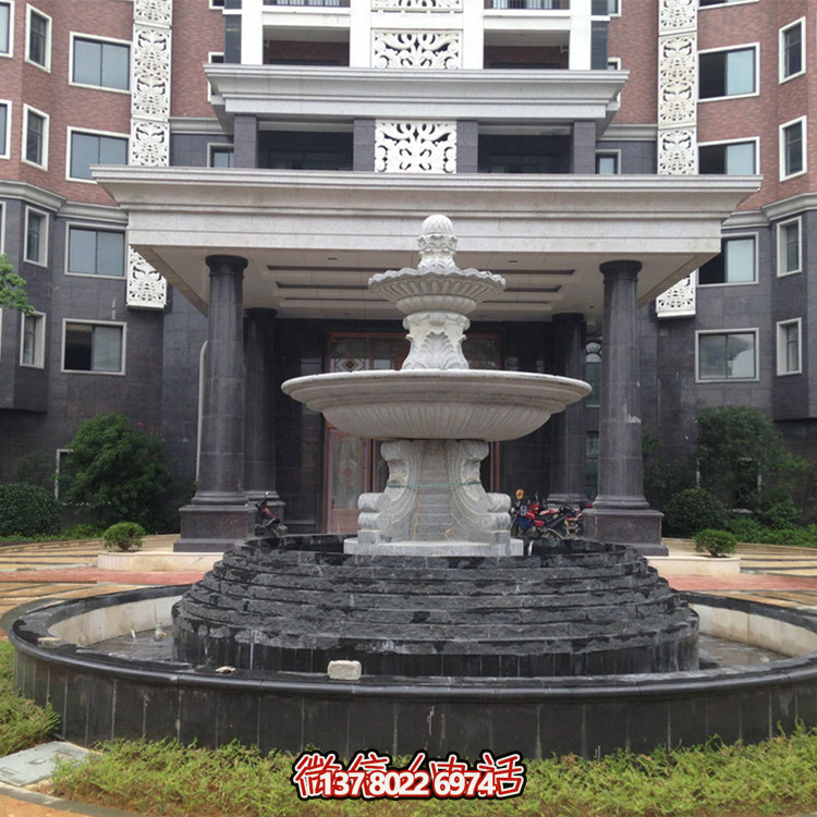 清新的雙層噴泉水雕裝飾，為辦公大樓門前增添靈動氣息