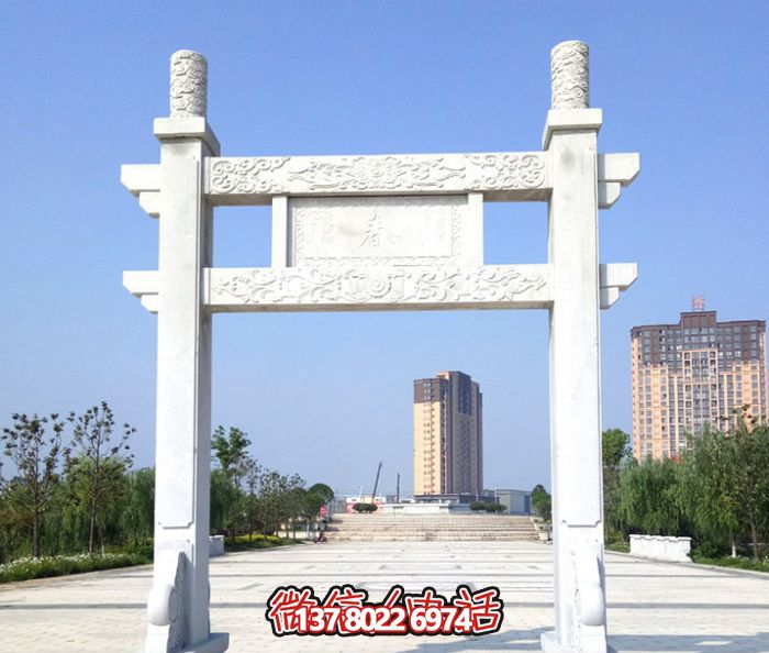簡易大理石牌樓，為公園廣場擺放單門