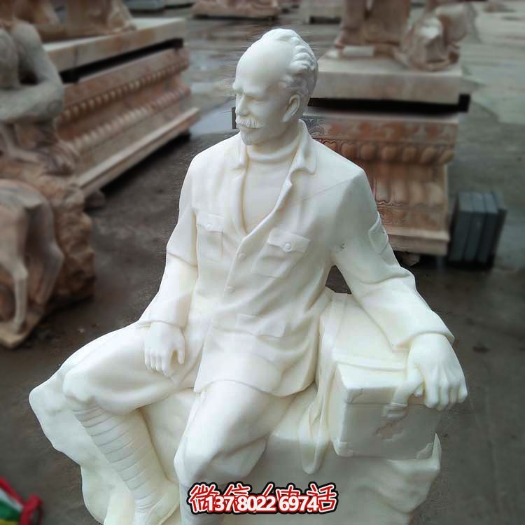 以白求恩精神為原型，漢白玉雕刻的護(hù)士坐姿雕塑