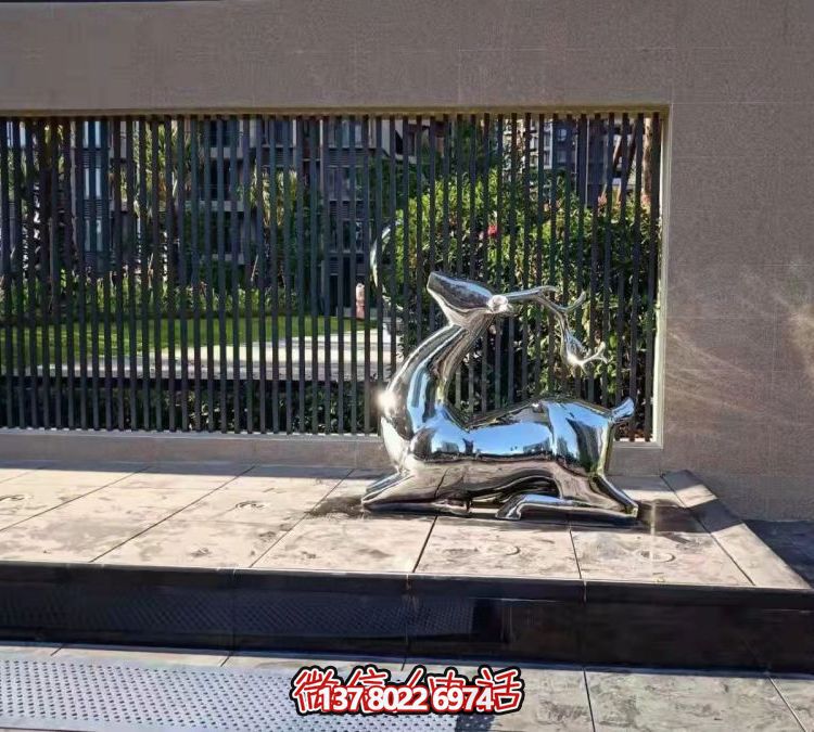 抬頭跪地鹿雕塑，地產(chǎn)售樓部鏡面不銹鋼鹿動物擺件